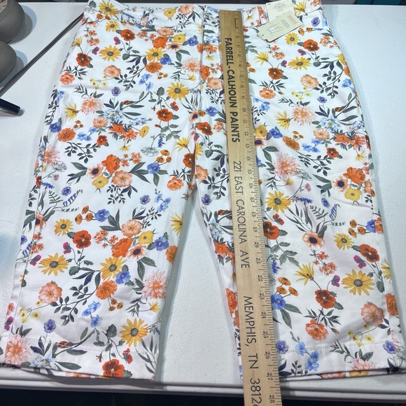 NWT ST. JOHNS BAY Capri Pants Womens Size 16 P White Floral Pockets - Picture 4 of 6